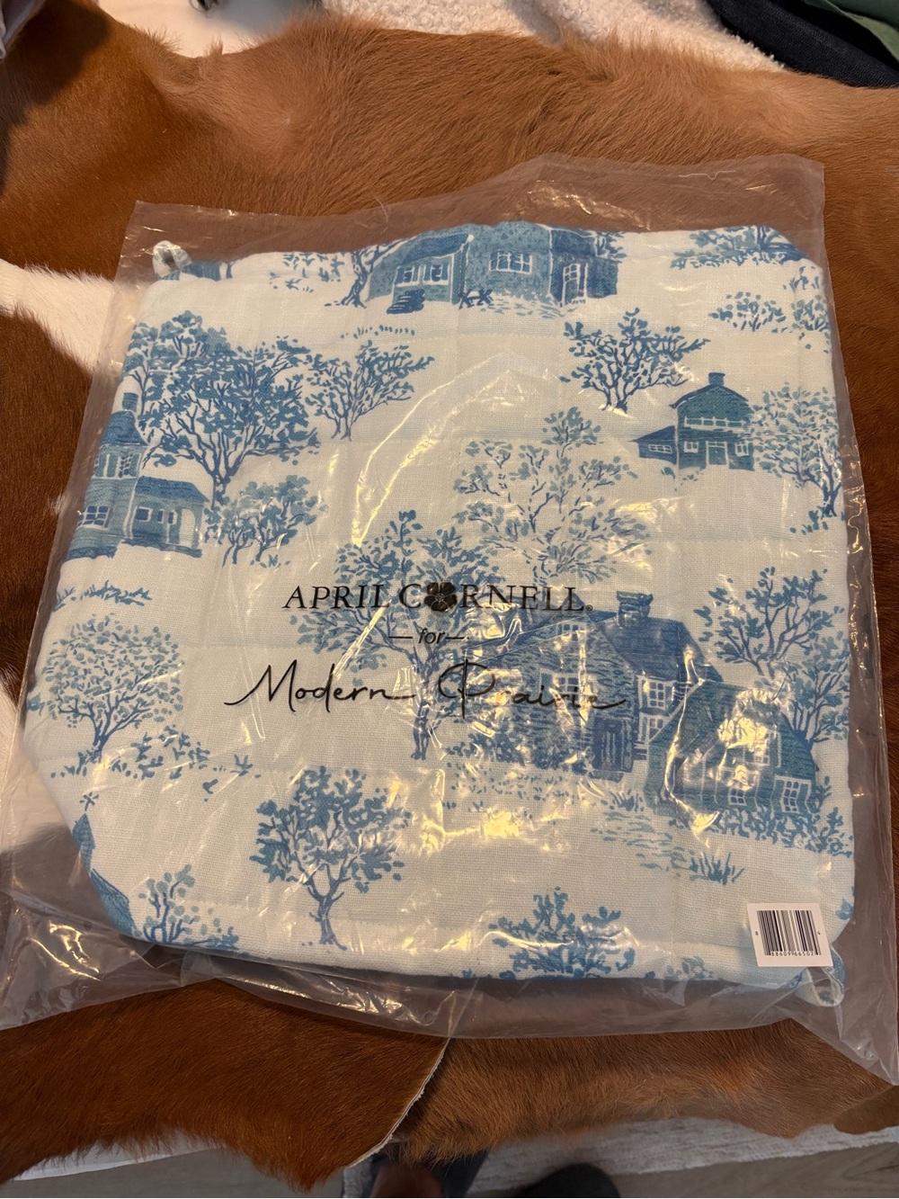 NWT Modern Prairie Blue and White Cottage Toile Pie Carrier
